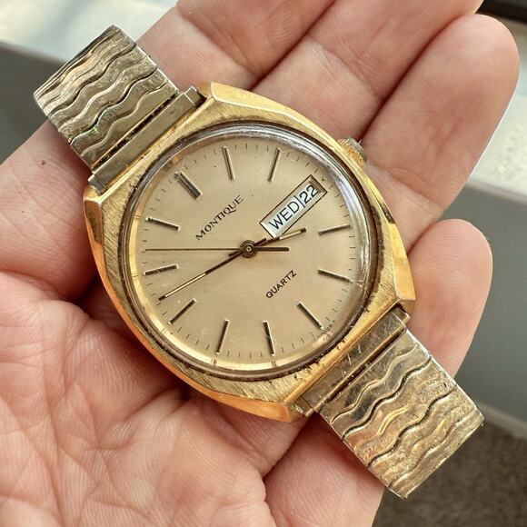Vintage Montique Quartz Swiss Made Watch Gold Tone Day Date Stretch Band - Picture 1 of 8